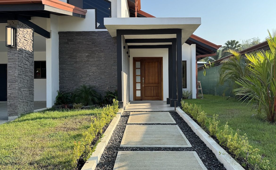 3 BEDROOM HOME IN CENTRAL UVITA